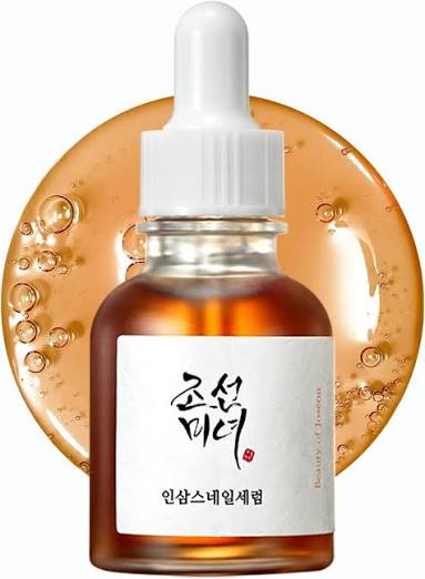 Sérum facial transparente con ginseng y mucina de caracol de Seroum Skin, con fondo con burbujas.