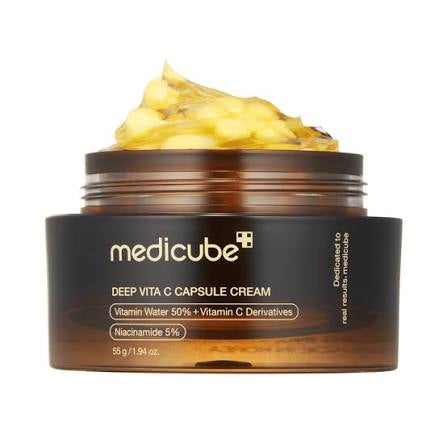 Crema facial Deep Vita C Capsule de Medicube con textura cremosa y cápsulas visibles.