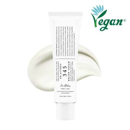 Crema facial calmante por Dr. Althea, sobre una mancha de crema blanca, con la etiqueta "Vegan".
