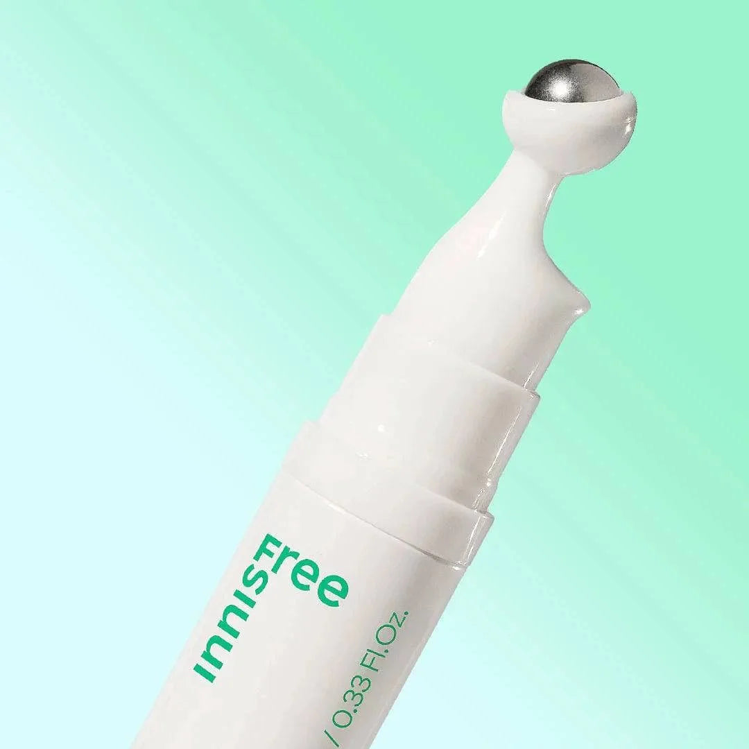 Detalle de la bola aplicadora metálica del INNISFREE Green Tea Hyaluronic Glow Eye & Face Ball
