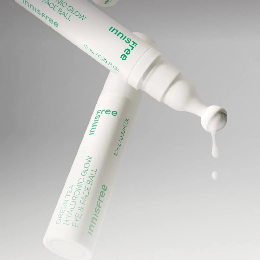 INNISFREE Green Tea Hyaluronic Glow Eye & Face Ball con textura en gel cayendo del aplicador